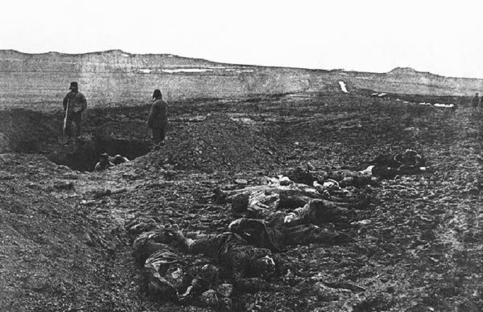 Похороны советских солдат расстрелянных фашистами в Крыму, 1942 год.