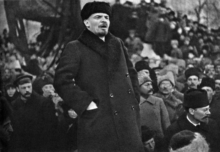 Владимир Ленин выступает с речью во время похорон Якова Свердлова на Красной площади в Москве.