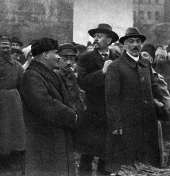 Церемония открытия памятника Марксу и Энгельсу. Москва, 1918 год.