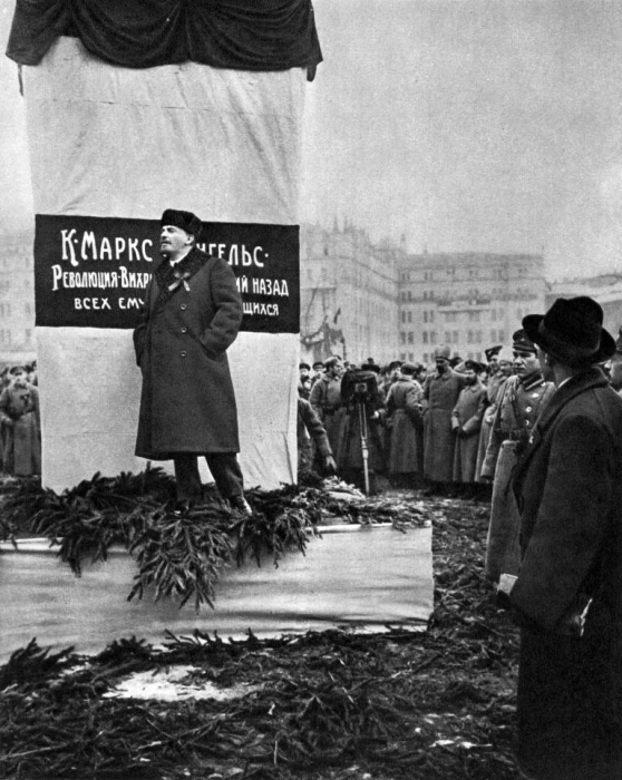 Владимир Ильич Ленин произносит речь на открытии памятника Карлу Марксу и Фридриху Энгельсу. Москва, 1918 год.