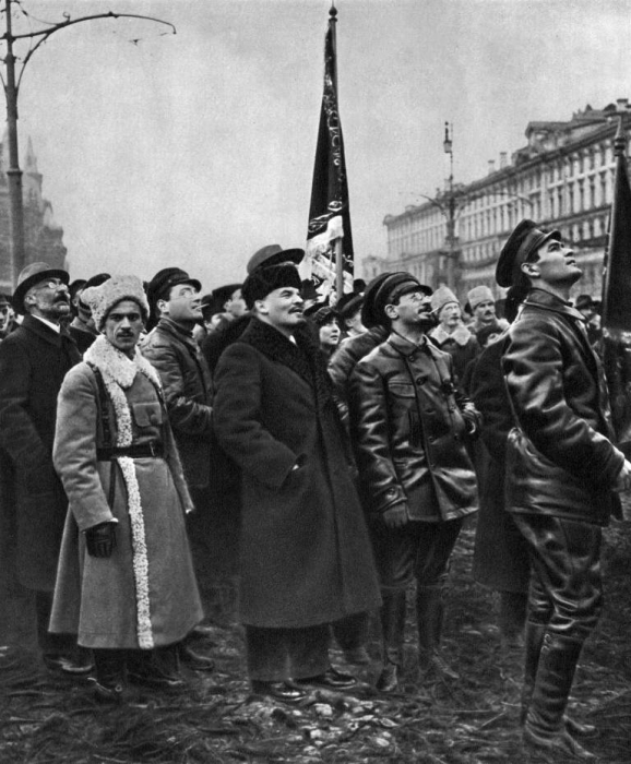 Два выдающихся политических и государственных деятеля на открытии памятника Карлу Марксу и Фридриху Энгельсу. Москва, 1918 год.