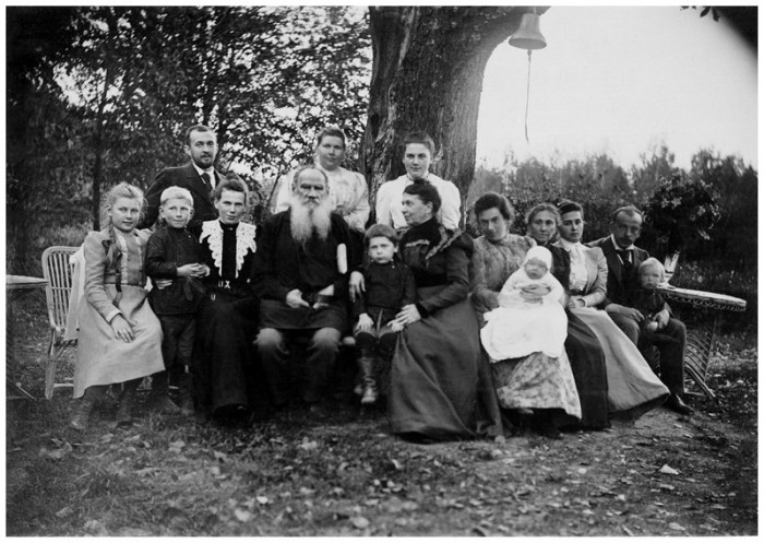 Лев Толстой с родными под «деревом бедных», 23 сентября 1899 года. Тульская губерния, Крапивенский уезд, деревня Ясная Поляна.