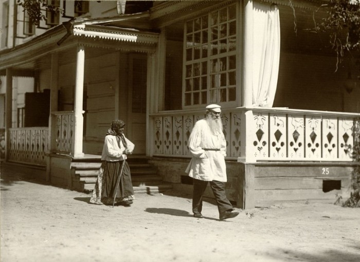 Возле дома, 1908 год. Тульская губерния, Крапивенский уезд, деревня Ясная Поляна.