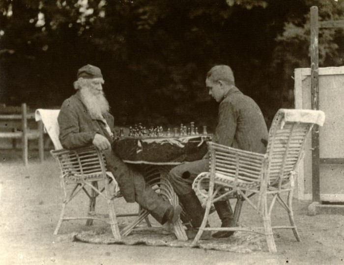 Лев Толстой играет в шахматы с Владимиром Чертковым, 30 июня 1907 года. Тульская губерния, Крапивенский уезд, деревня Ясная Поляна.
