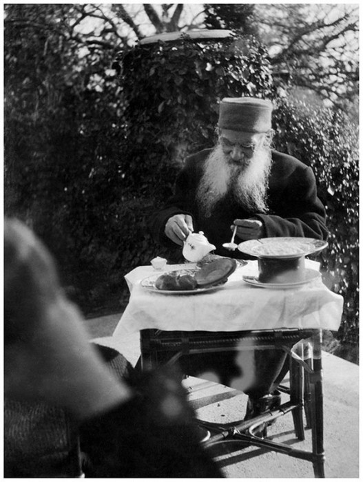Лев Толстой завтракает на террасе дома в Гаспре, декабрь 1901 года.