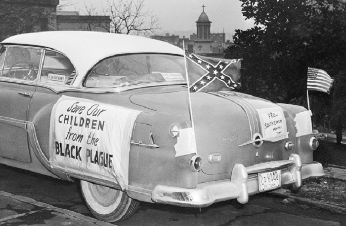 Автомобиль с флагами США и Конфедерации. США, Теннесси, Нашвилл, 1956 год.