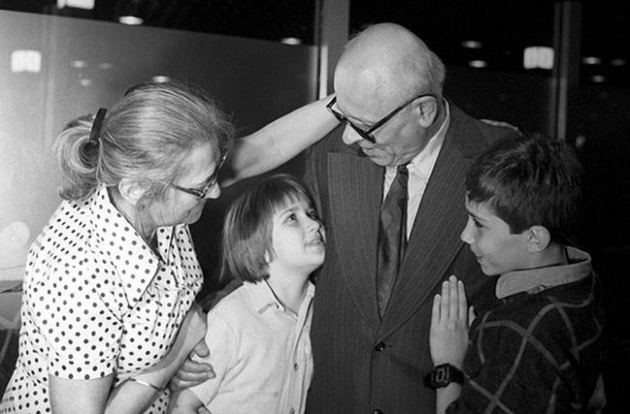 Советский физик-теоретик Андрей Сахаров с женой и внуками в 1987 год.