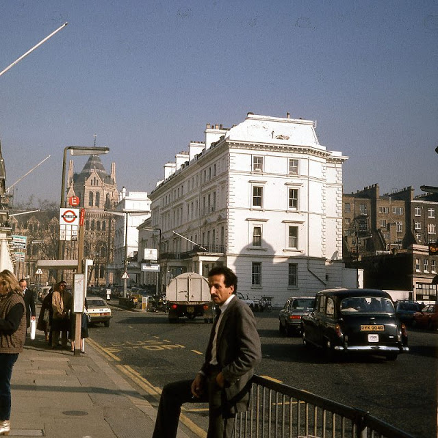 Местный житель напротив гостиницы Cromwell Palace. Великобритания, Лондон, 1980-е годы.