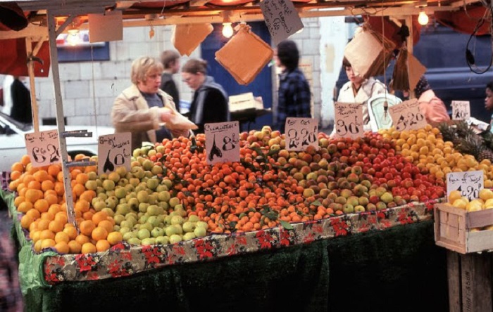 Портобелло-роуд – одна из самых знаменитых рыночных улиц в Европе. Великобритания, Лондон, 1980-е годы.