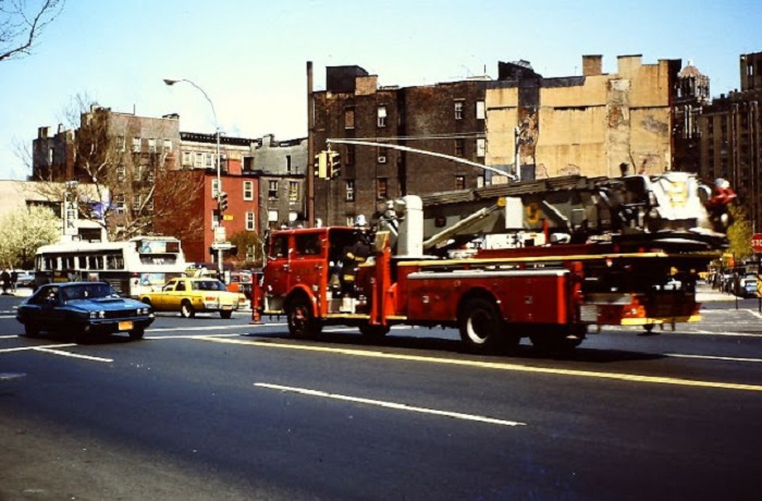 Автомобиль пожарного расчёта в Нью-Йорке.