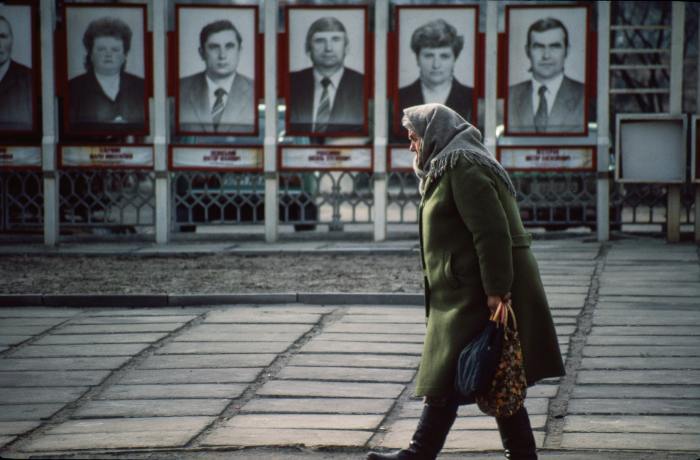 Доска почёта в центре города. СССР, Львов, 1990 год.
