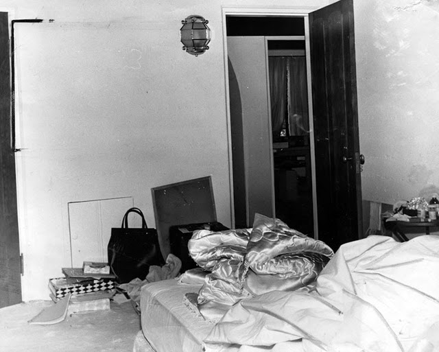 Оперативная фотография, сделанная экспертами-криминалистами в спальне Мэрилин Монро.