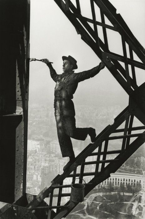 Маляр на Эйфелевой башне. Франция, Париж, 1953 год.