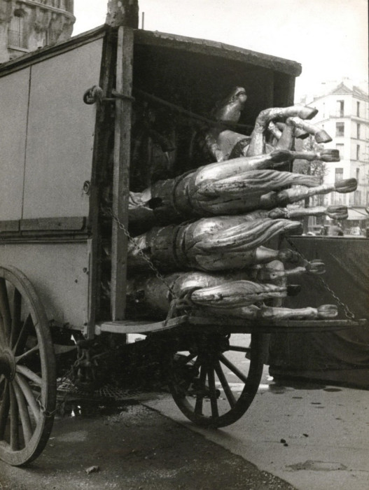 Карусельные лошадки в разобранном виде. Франция, Париж, 1930-е годы.