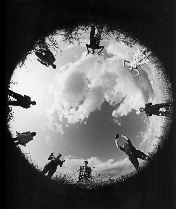 «Дворовой волейбол для всех!», 1965 год. Автор фотографии: Лев Бородулин.