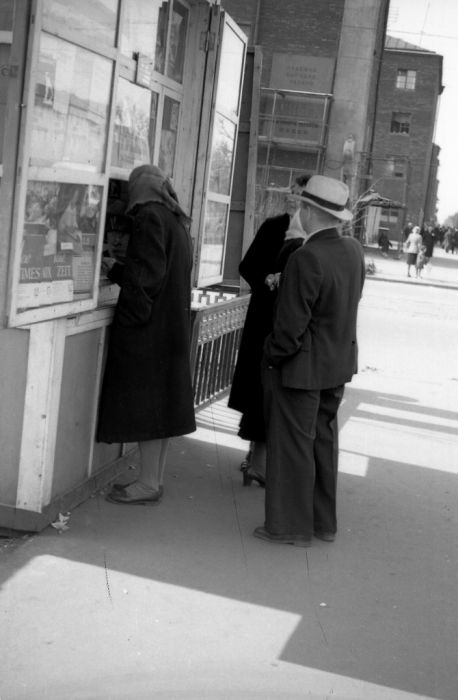Женщина, покупающая газету в киоске. СССР, Ярославль, 1960-е годы.