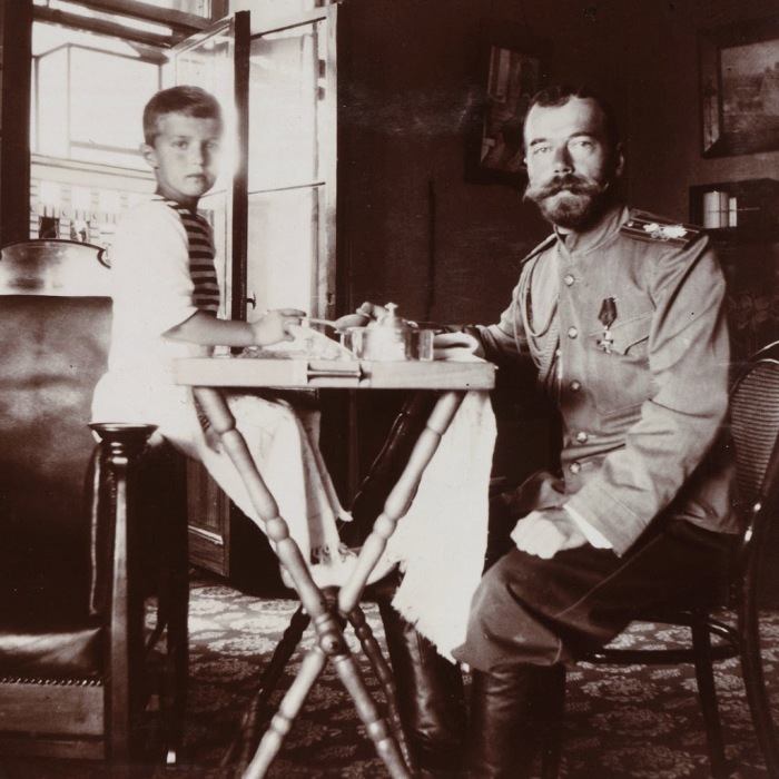 Царь Николай Второй с сыном цесаревичем Алексеем