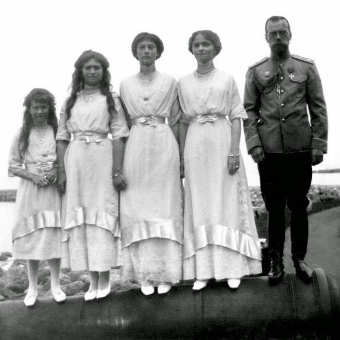Великие княжны Анастасия, Мария, Татьяна, Ольга и император Николаем II в 1913 году.