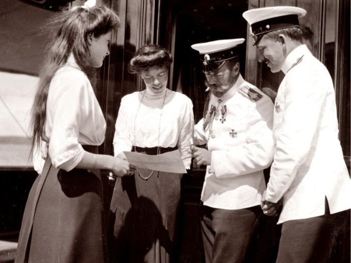 Николай II с сестрой Ольгой Александровной, дочерью Татьяной и вахтовым офицером.