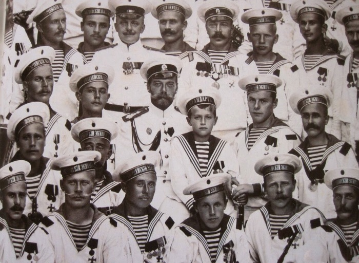 Моряки Балтийской флотилии первой Санкт-Петербургской бригады Отдельного корпуса пограничной стражи с императором Николаем ll и цесаревичем Алексеем.