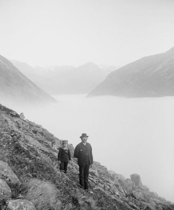 Тёгер Л. Кронен и его сын Тёгер Кронен во время путешествия по Норвегии.