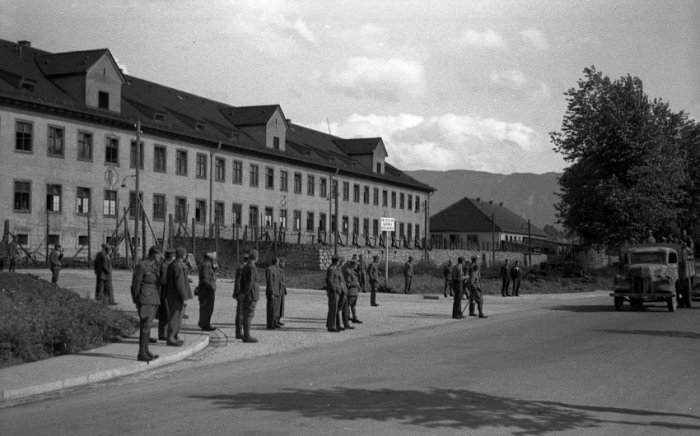 Вход в Офлаг VII-A Мурнау в день освобождения лагеря американскими войсками 29 апреля 1945 года.