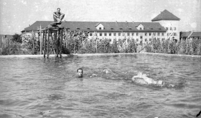 Бассейн в образцовом нацистском лагере.