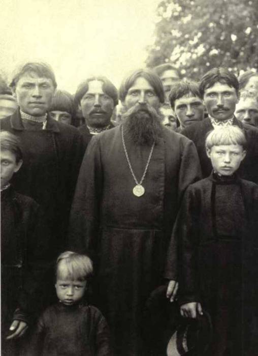 Крестьяне села Моховое после воскресной молитвы. Россия, 1902 год.