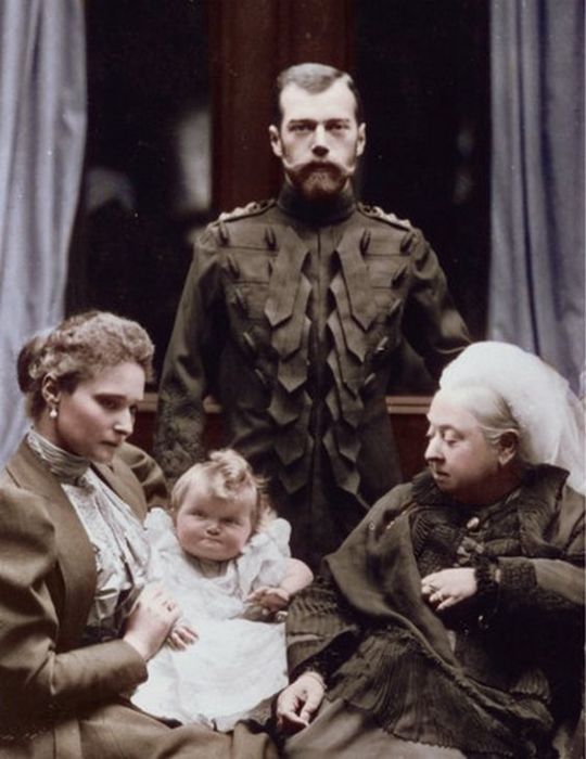 Николай II, Александра Федоровна и Великая княгиня Ольга с королевой Викторией. Балморал, 1896 год.