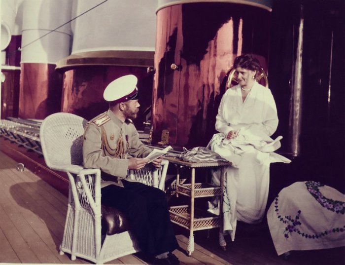 Император Николай II и Александра Фёдоровна на палубе яхты Штандарт в 1912 году.