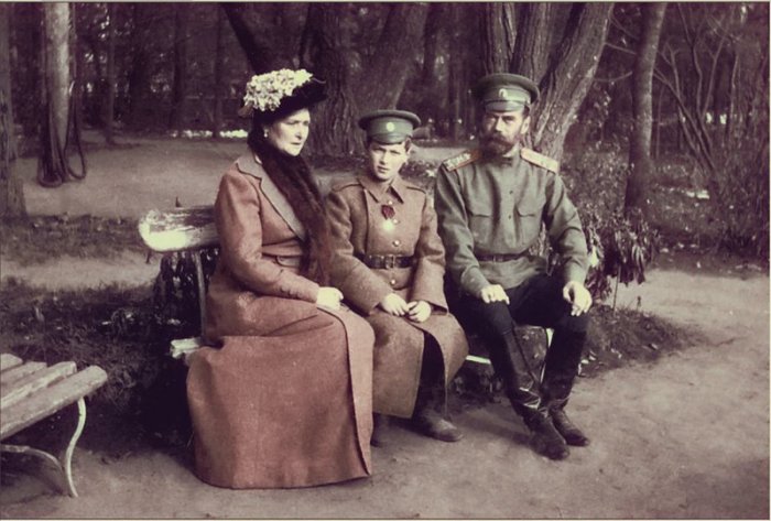 Император Николай II и Александра Фёдоровна с цесаревичем Алексеем в Ставке.