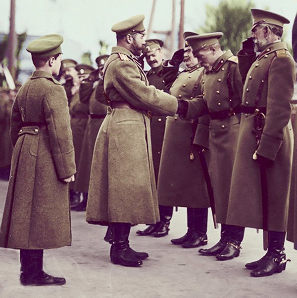 Император с цесаревичем Алексеем и офицерами армии в 1915 году.