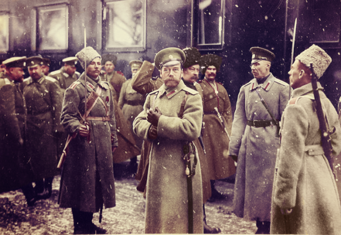 Николай II в окружении офицеров на платформе станции, январь 1916 года.