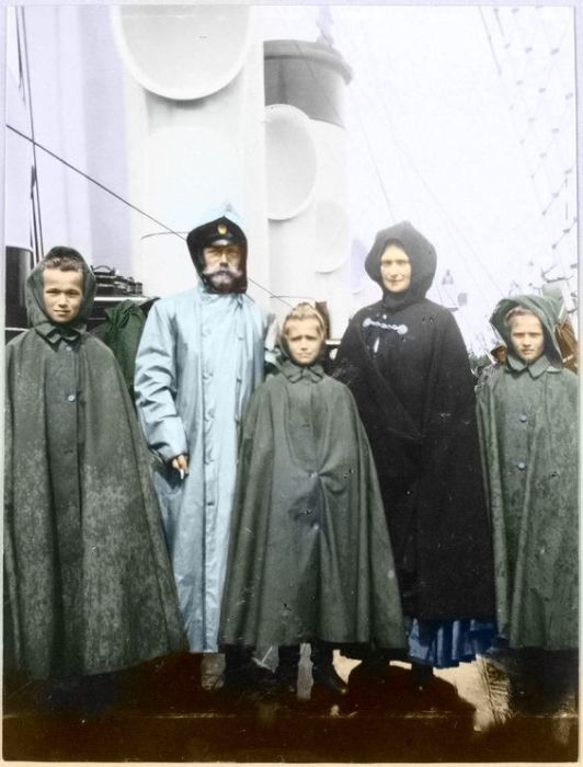 Николай II и Александра Федоровна с дочерьми на борту яхты Штандарт.