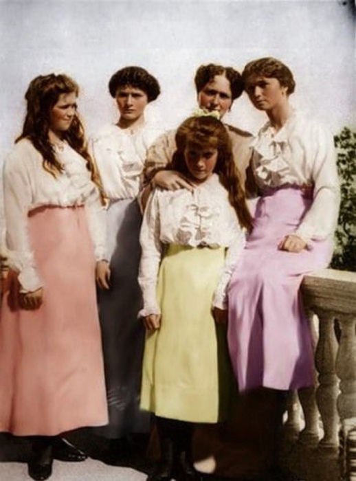 Императрица Александра Федоровна с дочерьми.