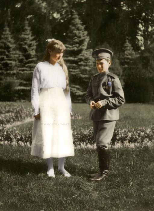 Великая княжна Анастасия и цесаревич Алексей в 1915 году.