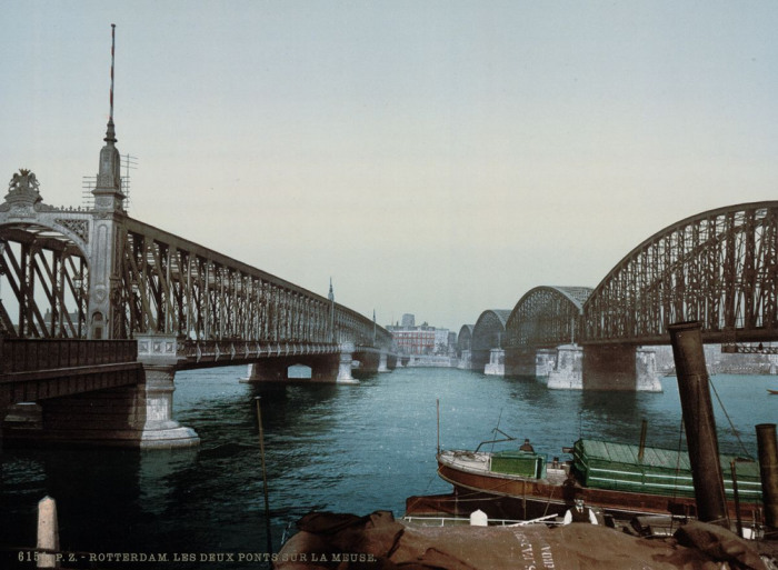 Вантовый мост через реку Маас в центре Роттердама.