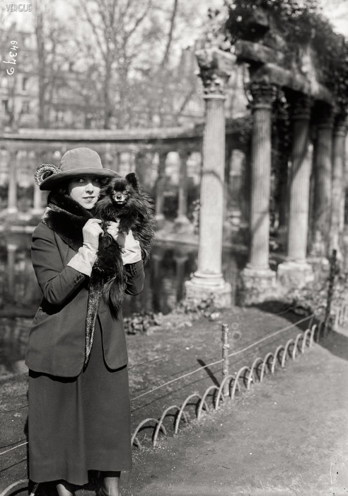 Известная французская актриса в парке Монсо. Франция, Париж, 1921 год.