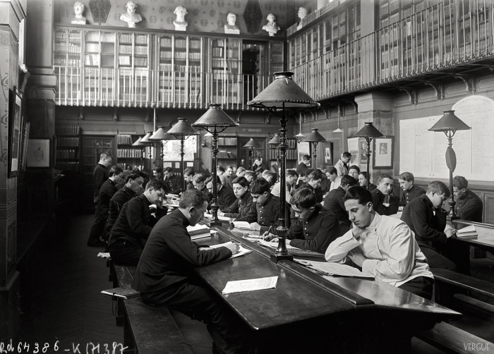 Читальный зал в библиотеке Политехнической школы. Франция, Париж, 1921 год.