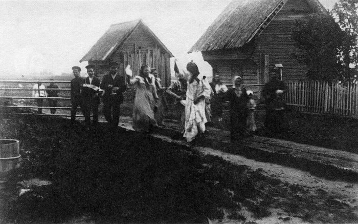 Крестьяне перед проведением славянского обряда на Светлую неделю.