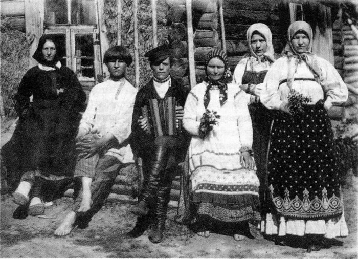Русские крестьяне во время отдыха. Россия, начало XX века.