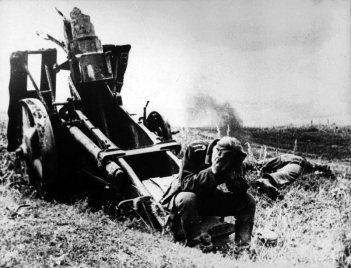 Немецкий солдат у разбитой пушки после битвы на Курской дуге в 1943 году.