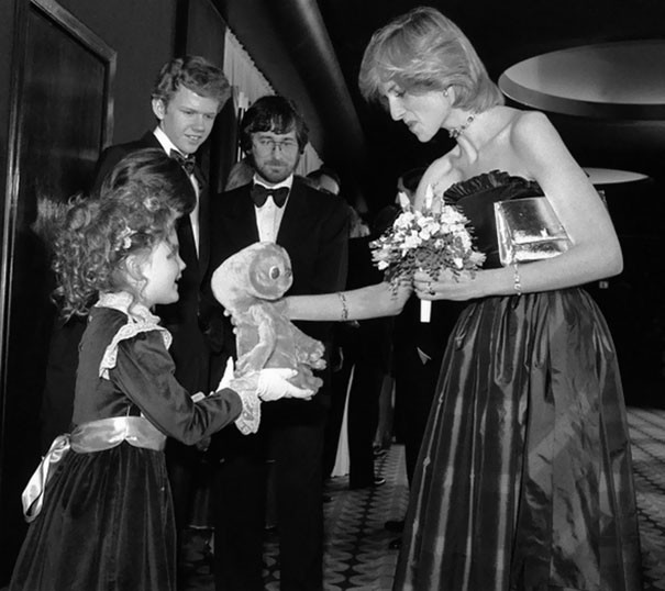 Семилетняя Дрю Бэрримор дарит игрушку принцессе Диане.