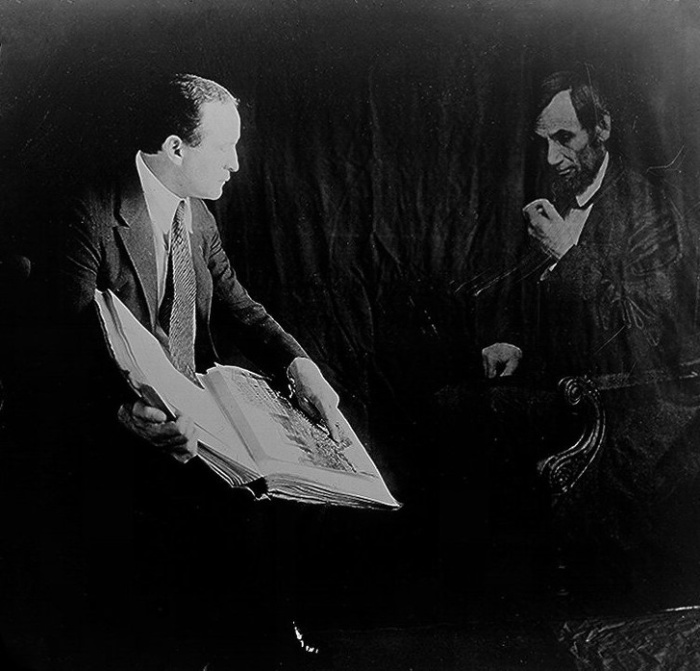 Гарри Гудини беседует с «призраком» Авраама Линкольна, 1920-е годы.