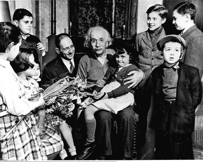 Эйнштейн с еврейскими детьми. Принстон, 1941 год.