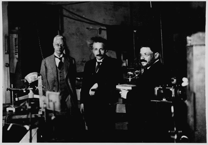 Эйнштейн в лаборатории в Амстердаме, 1920 год.