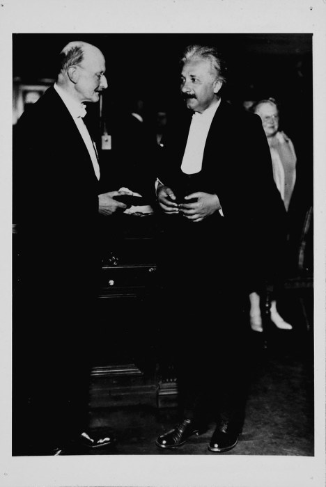 Вручение медали имени Макса Планка Эйнштейну, 1929 год.