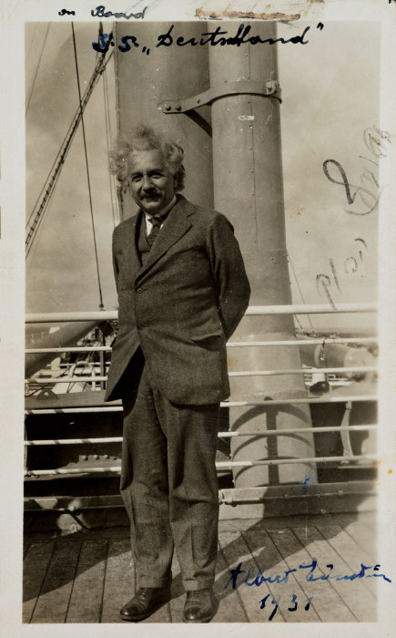 Альберт Эйнштейн незадолго до прибытия в Америку из нацистской Германии в 1933 году.