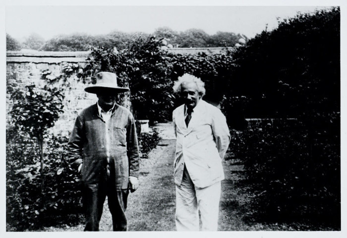 Альберт Эйнштейн и Уинстон Черчилль в саду, 1933 год.
