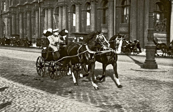 Прогулка по Дворцовой набережной Невы в центре Санкт-Петербурга в 1915 году.